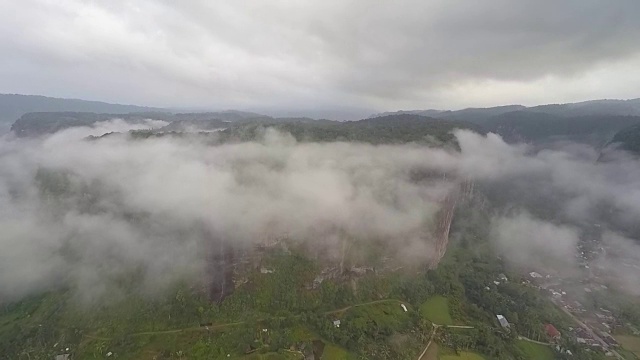 飞越美丽的山谷和巨大的花岗岩之上的云视频下载