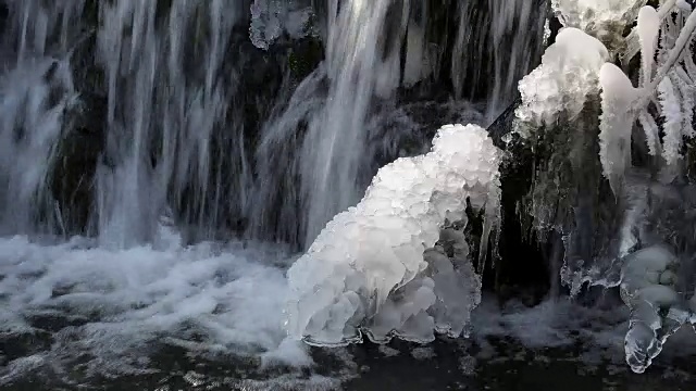 森林小溪瀑布在冬天与冰的形成视频素材