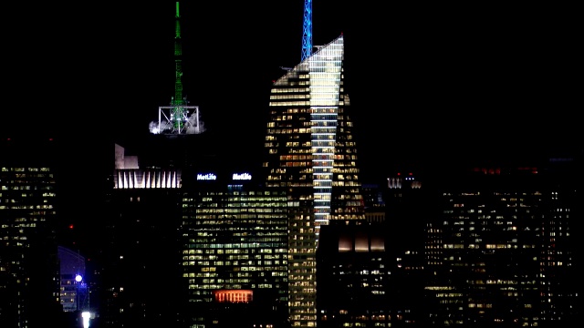 美国银行大厦(Bank of America Tower)和曼哈顿中城的其他地标性摩天大楼夜间灯火通明。视频素材