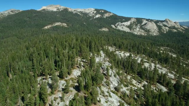 飞向马德拉峰和球山脉在安塞尔亚当斯荒野。视频素材