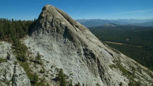 在加州北部内华达山脉西部的球山周围飞行。视频素材