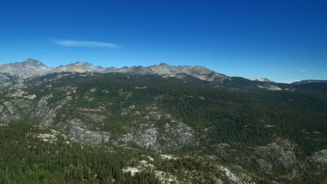 英约国家森林与里特山脉的山脊线鸟瞰图，内华达山脉的次山脉，在远处。视频素材