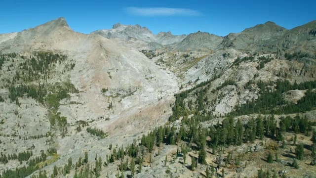 内华达山脉里特山脉的山峰，鸟瞰图。视频素材