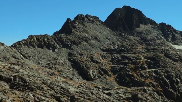 在加州内华达山脉安塞尔亚当斯荒野的铁山峰顶飞行。视频素材