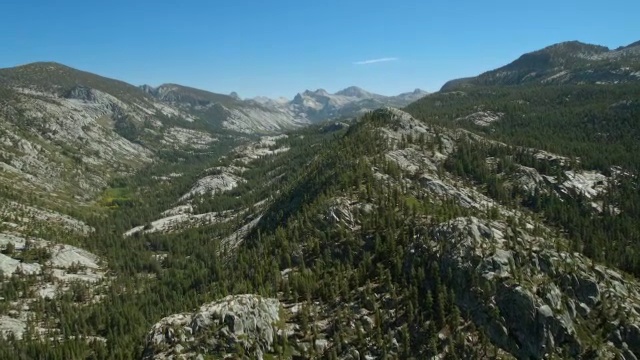 郁郁葱葱的绿色常绿森林和岩石花岗岩地形在圣华金河峡谷，塞拉国家森林，加利福尼亚州。视频素材