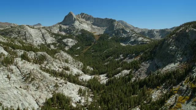 飞越圣华金河峡谷，飞向约翰缪尔荒野地区内华达山脉的山峰。视频素材