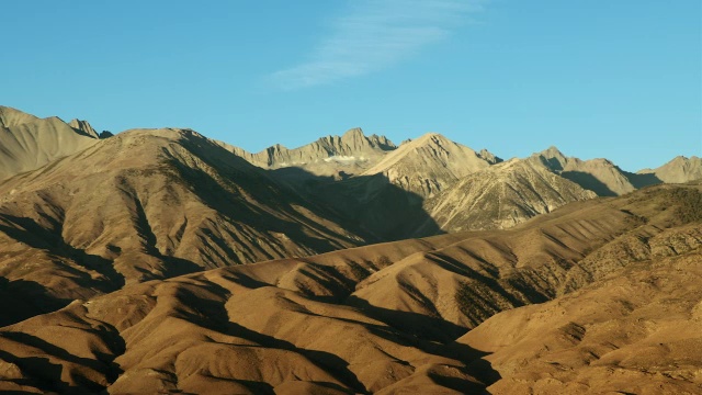 内华达山脉东部的几座山峰的鸟瞰图。视频素材