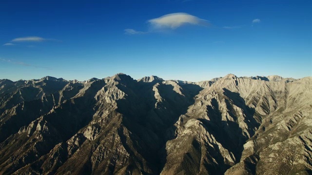 欧文斯山谷和塞拉悬崖上空的蓝天。视频素材