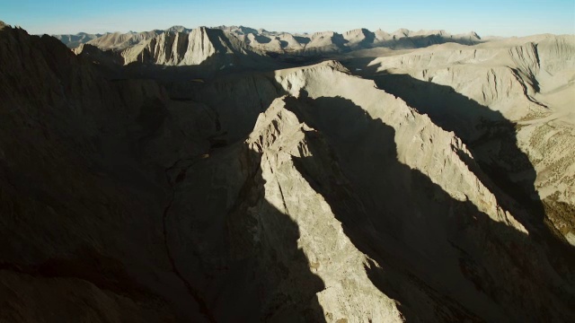 从空中俯瞰，在山脊上，独特的廷德尔山位于中景。视频素材