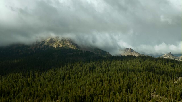 厚厚的云层盘旋在拉森火山国家公园的山峰上，北加州。视频素材