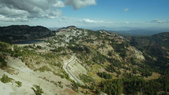 在加州拉森火山国家公园的Bumpass山上空盘旋。视频素材