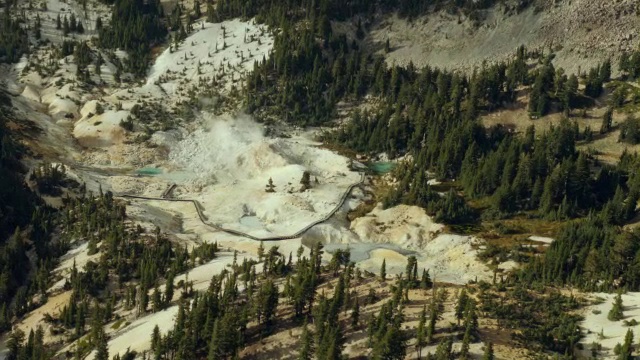 Bumpass Hell是拉森火山国家公园的地热区之一，以温泉、沸腾的泥罐和火山喷气孔为特色。视频素材