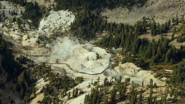 从空中俯瞰火山地狱，拉森火山国家公园的温泉区之一。视频素材