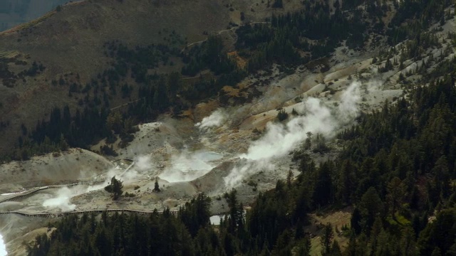 拉森火山国家公园的Bumpass Hell地热喷口冒出蒸汽。视频素材