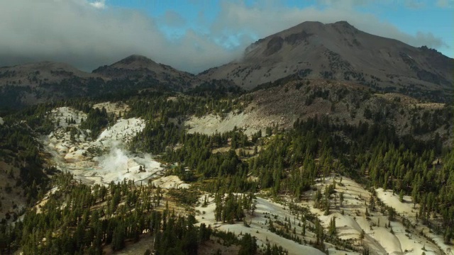 拉森火山国家公园的火山景观包括休眠火山拉森火山和温泉区邦巴斯地狱。视频素材