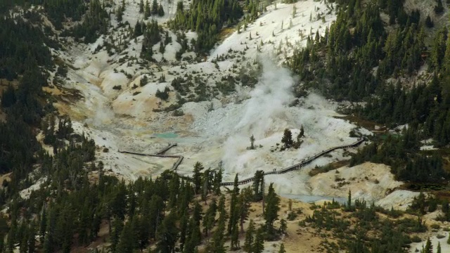 游客们参观拉森火山国家公园的温泉区Bumpass Hell。视频素材