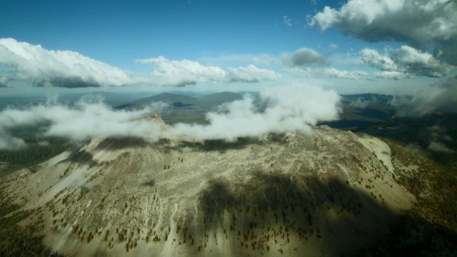 云漂浮在混沌峭壁上，这是拉森火山国家公园的一系列熔岩圆顶火山。视频素材