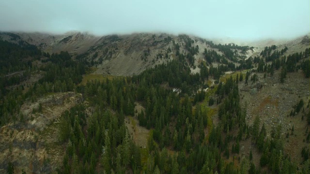 拉森火山国家公园中厚厚的云层下的迪勒山和领航峰的山腰。视频素材