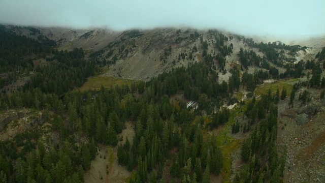 拉森火山国家公园的领航峰被低云覆盖。视频素材