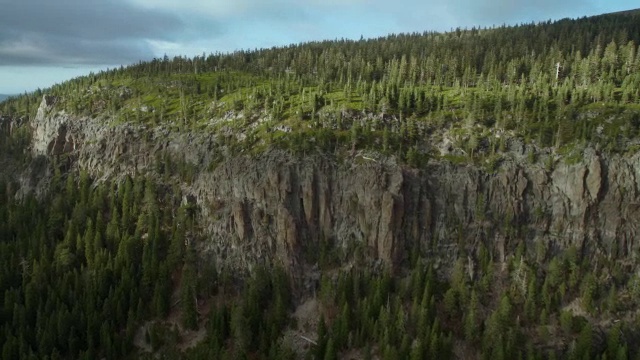 拉森火山国家公园蓝湖峡谷陡峭的悬崖峭壁。视频素材