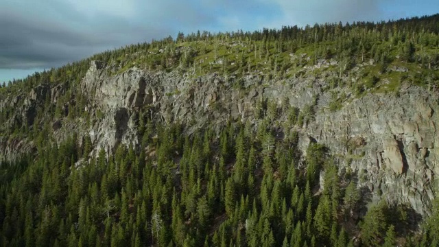 从空中接近拉森火山国家公园的蓝湖峡谷陡峭的悬崖峭壁。视频素材