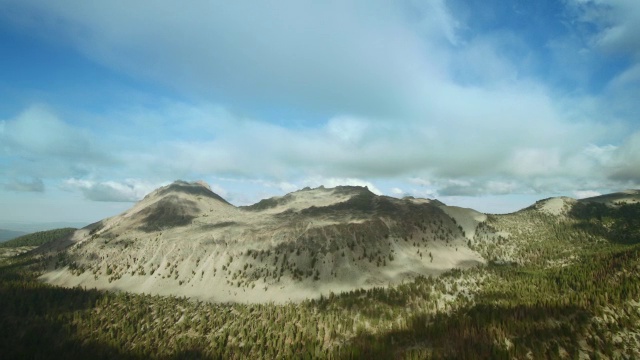 飞越拉森火山国家公园南部的混乱峭壁，加利福尼亚。视频素材