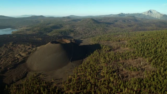 拉森火山国家公园鸟瞰图，火山渣锥，熔岩床，拉森峰在远处。视频素材