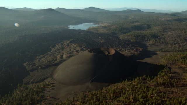 拉森火山国家公园鸟瞰图，火山渣锥火山。视频素材