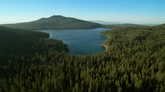 飞越朱尼珀湖和拉森火山国家公园的哈克尼斯山峰顶。视频素材