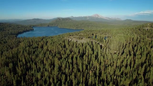 拉森国家火山公园风景宁静，远处有杜松湖和雄伟的拉森山。视频素材