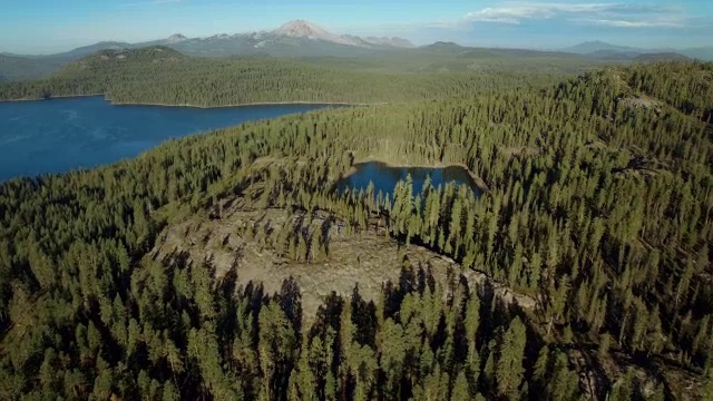 瞻柏湖和较小的水晶湖是拉森火山国家公园众多湖泊中的两个。视频素材