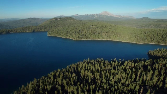 拉森火山国家公园美丽的空中景观，飞过杜松湖和拉森峰在远处。视频素材