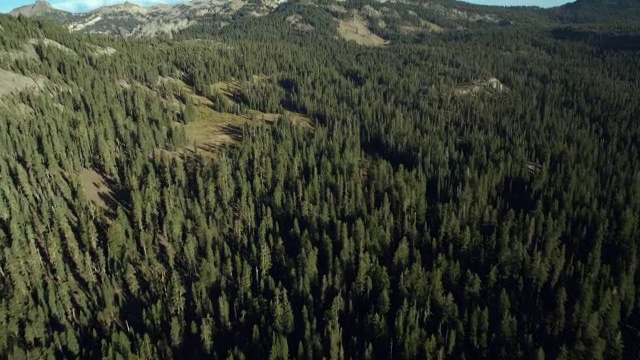 壮丽的空中景观揭示拉森峰，一个休眠火山，在拉森火山国家公园。视频素材