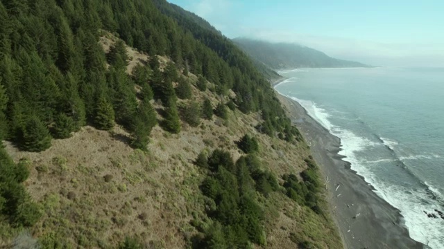 加州失落海岸和国王山脉荒野的鸟瞰图。视频素材