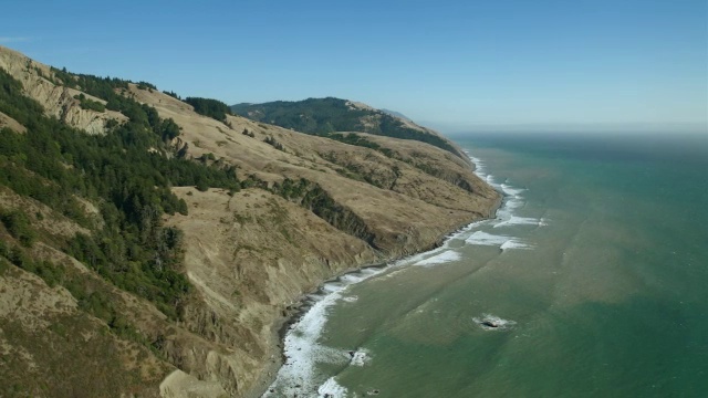 加州失落海岸的荒野地区的鸟瞰图。视频素材