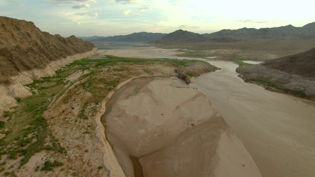 科罗拉多河在与米德湖汇合的地方蜿蜒流过峡谷。视频素材