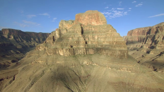 科罗拉多河穿过大峡谷的岩层。视频素材