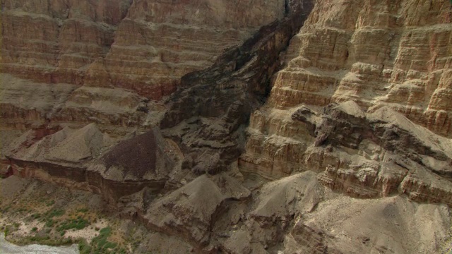 火山岩填满了大峡谷科罗拉多河岸边的裂缝。视频素材