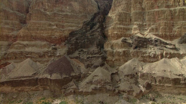 火山岩填满了大峡谷科罗拉多河岸边的裂缝。视频素材