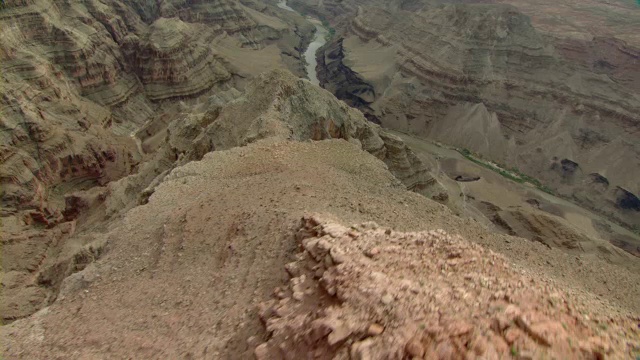 科罗拉多河在大峡谷底部蜿蜒流淌。视频素材