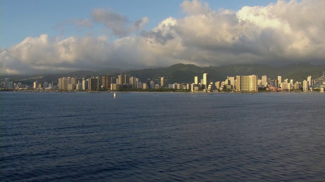 从海面鸟瞰怀基基海岸线。视频素材