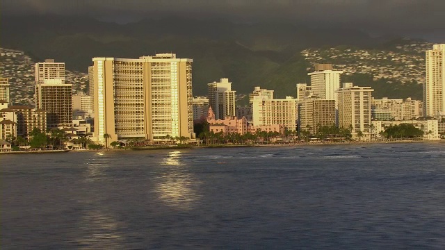 威基基海滩酒店和度假村在檀香山海岸，夏威夷，鸟瞰图。视频素材