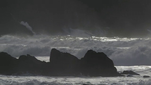 暴风雨的海浪袭击了岩石海岸视频素材