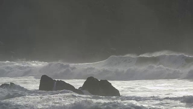 风暴海袭击岩石海岸视频素材