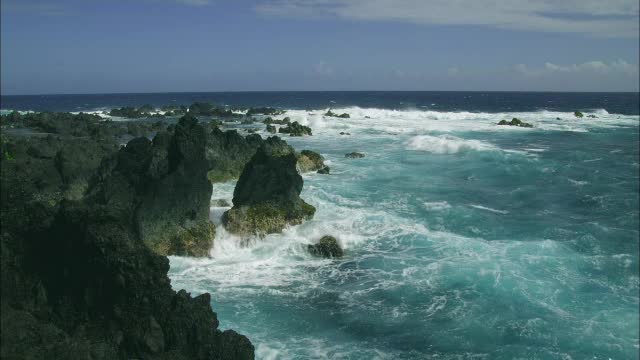 海浪撞击着夏威夷的岩石海岸。视频素材