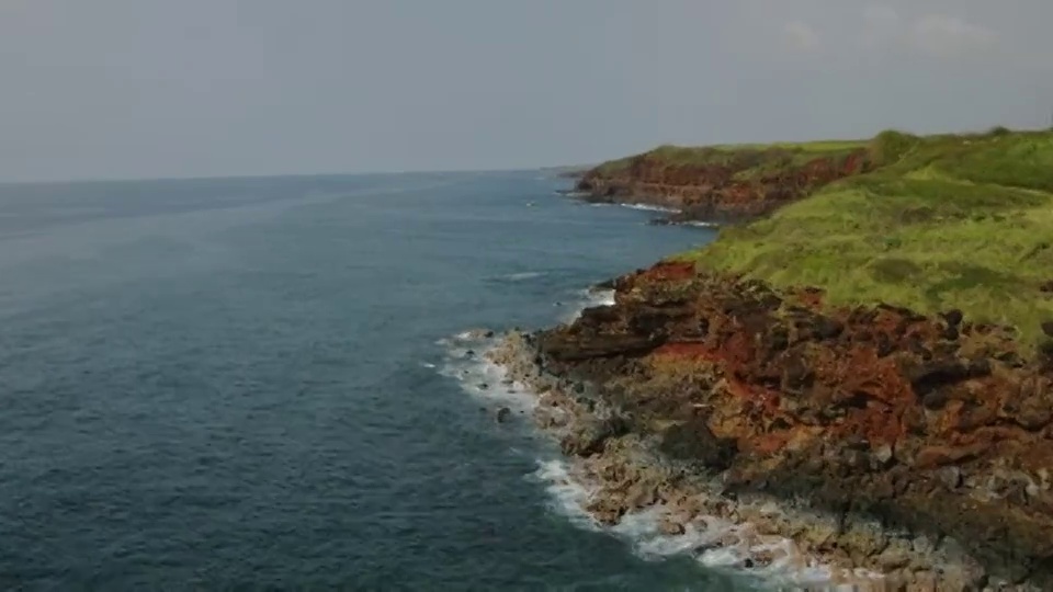 海浪翻滚着冲击着夏威夷考艾岛的海岸悬崖。视频素材