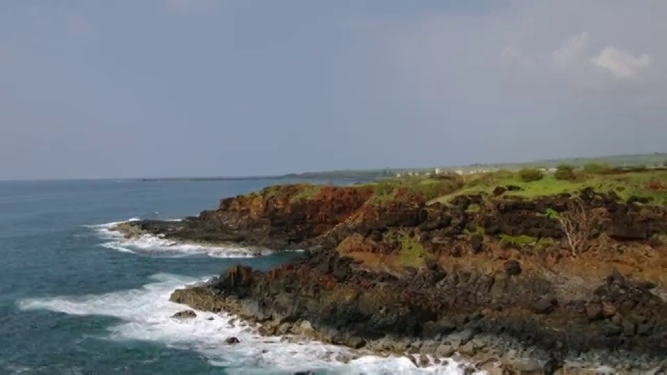 海浪翻滚着冲击着夏威夷考艾岛的海岸悬崖。视频素材