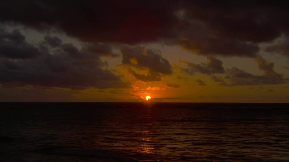 太阳在海洋的地平线上发光。视频素材