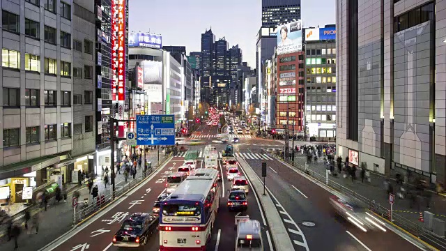 日本东京新宿黄昏时的交通状况视频素材