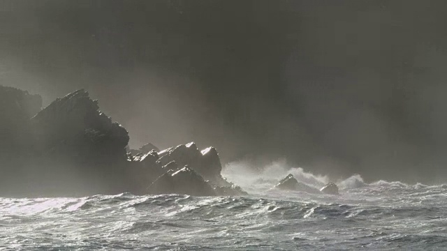 暴风雨的海浪袭击了岩石海岸视频素材